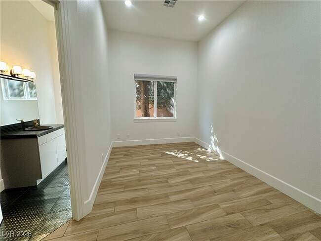 Building Photo - 2025 Grouse St