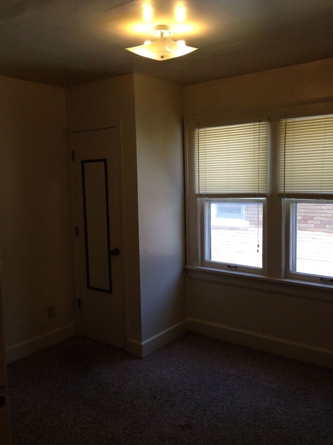 Building Photo - 3 bed, 1 bath house just steps from Missouri State University