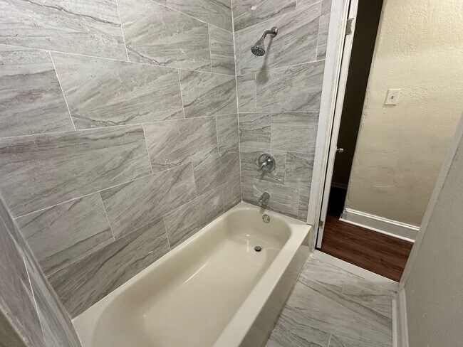 Building Photo - NEWLY UPDATED 4 BED 1 BATH HOME FOR RENT.