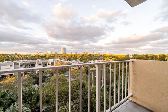 Building Photo - 2350 NE 135th St