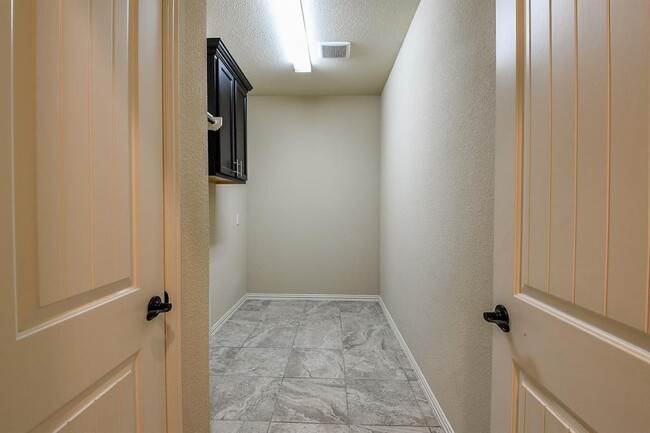 Building Photo - 21911 Avalon Queen Dr