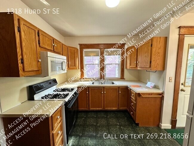 Building Photo - Eastown Three Bedroom Clean Home