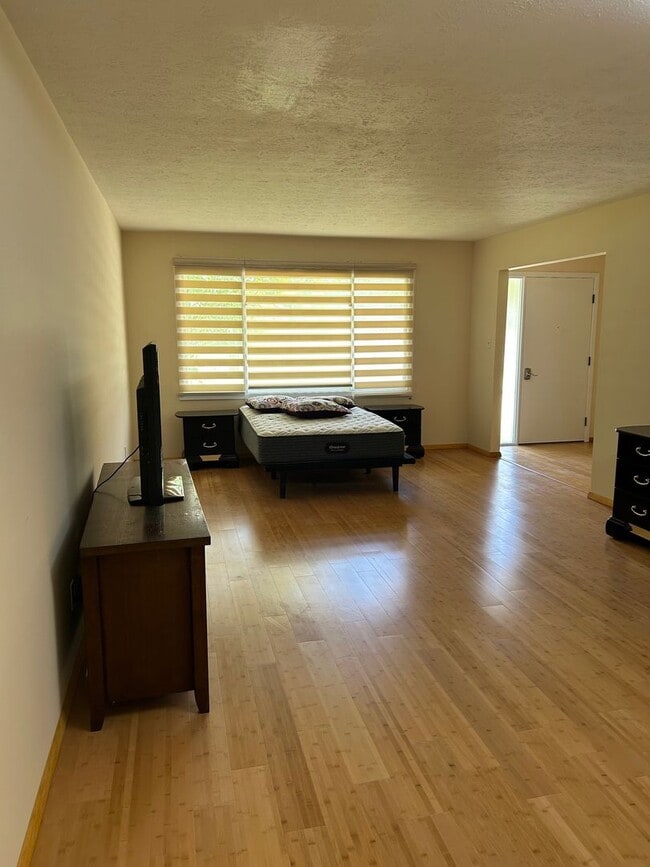 Building Photo - 3 Bedrooms One Floor Ranch House with 2 car attached garage in Lyndhurst