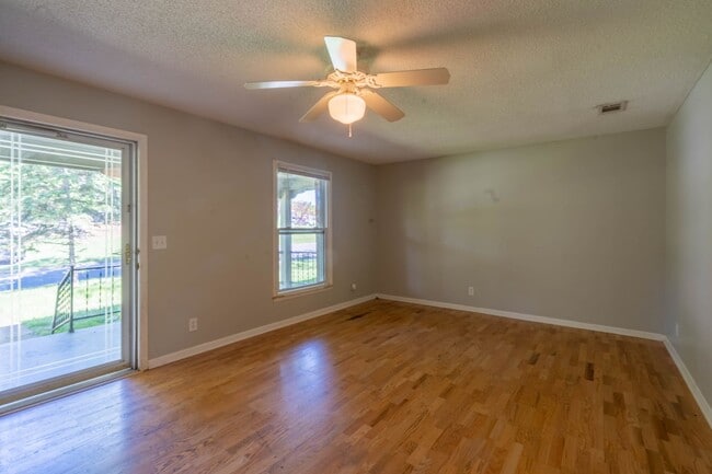 Building Photo - 4 bed and 2 bath house in Johnson City