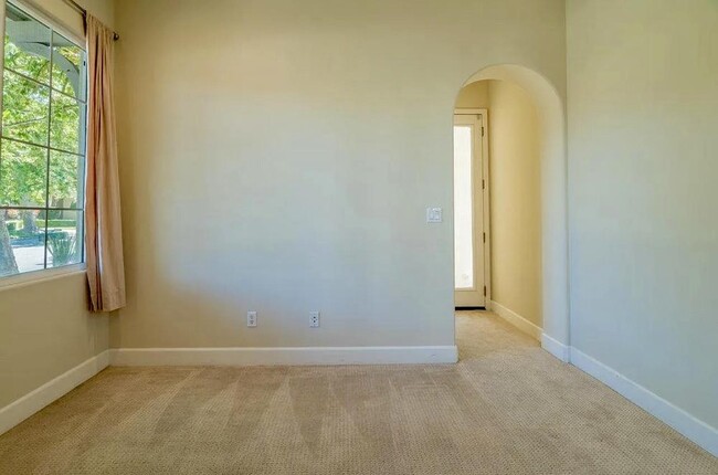 Building Photo - 2520 Club Dr