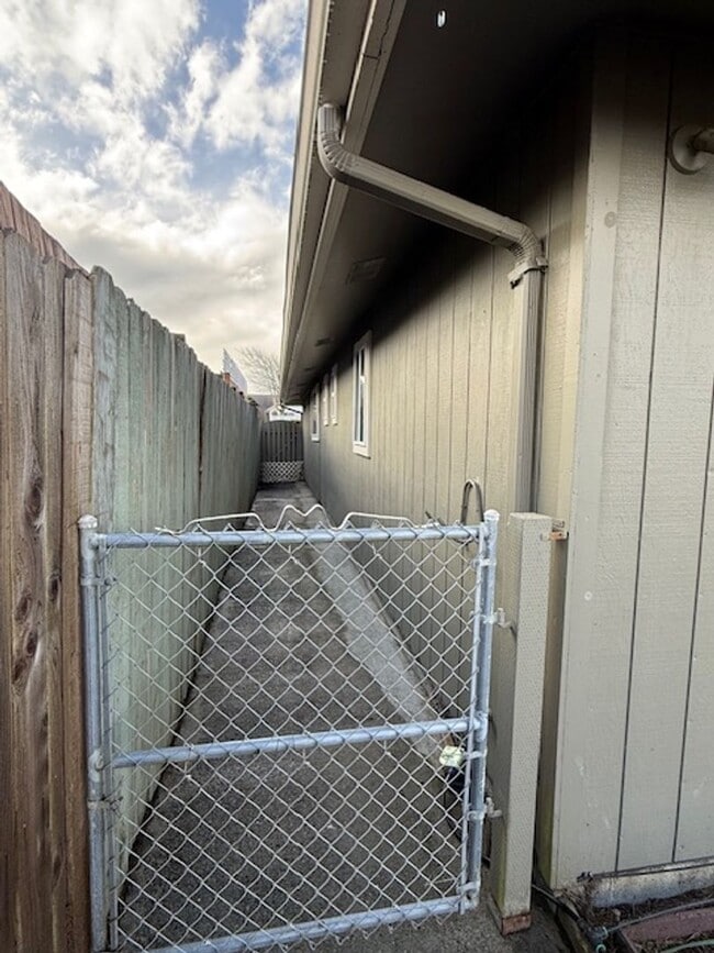 Building Photo - Spacious 3 Bedroom, 2 Bath home in Quality NB Neighborhood!