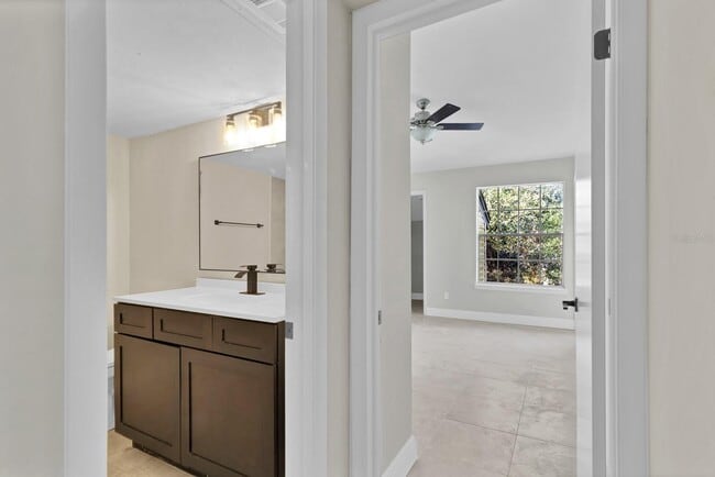 Building Photo - 1964 Lake Atriums Cir