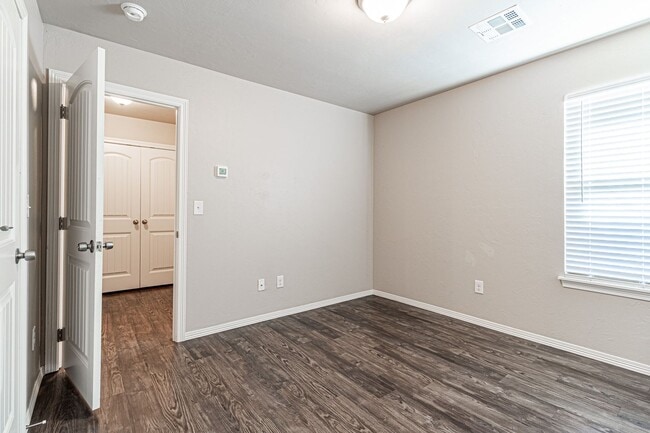 Building Photo - Buena Vida awaits for you!