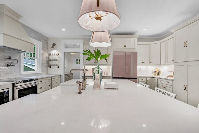 Building Photo - Completely Renovated Charming - 3 bedroom 2 bathroom home - 1108 Bonventure Rd, Savannah GA