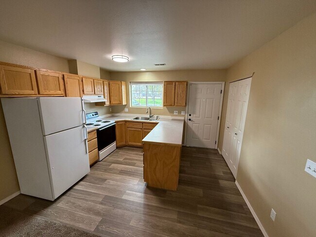 Building Photo - Newly Renovated Ground Level Orchards 2-be...