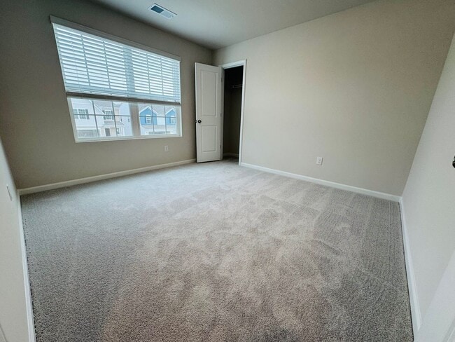 Building Photo - Move In Ready 5BR/2.5BA Home located near UNCC!