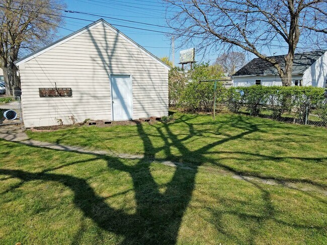Building Photo - Single Family Home with Garage
