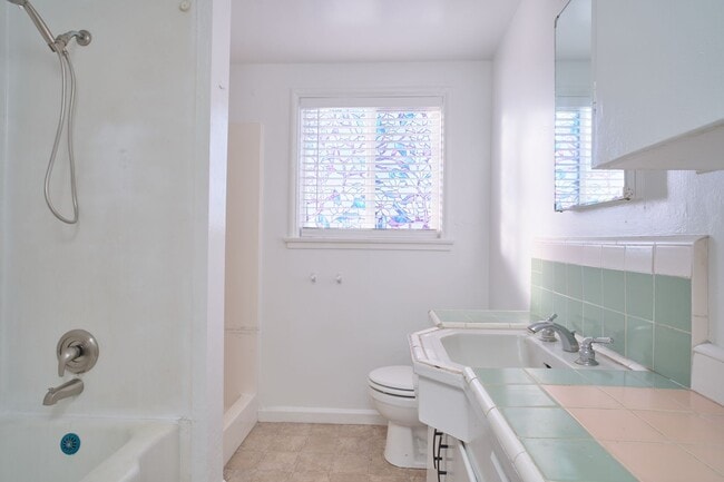 Building Photo - 116 E Orchard St