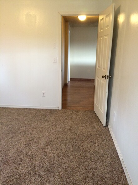Building Photo - 460 W Briar Dr