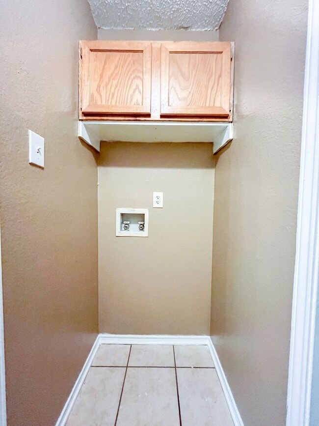 Building Photo - Available NOW This charming 1 story, 3 bedroom, 2 bath house could be your next home! Beautiful w...