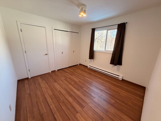 Building Photo - A quaint (2) Bed, (1) Bath unit with mountain views!