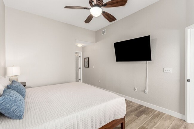 Building Photo - Stunning furnished 2-Bedroom Condo with Mo...