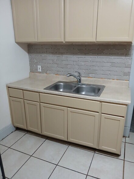 Building Photo - 15448 Calcutta Ave