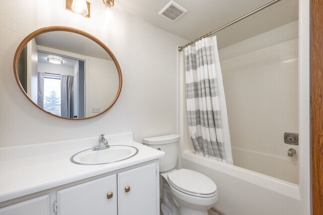 Building Photo - Conveniently Located Racquet Club Condo