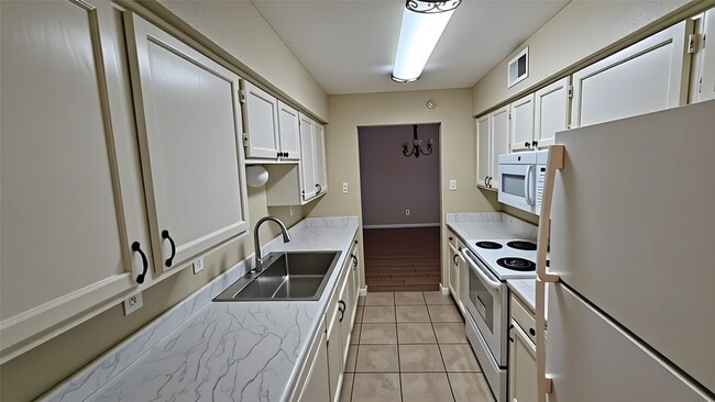 Building Photo - 7400 Bellerive Dr