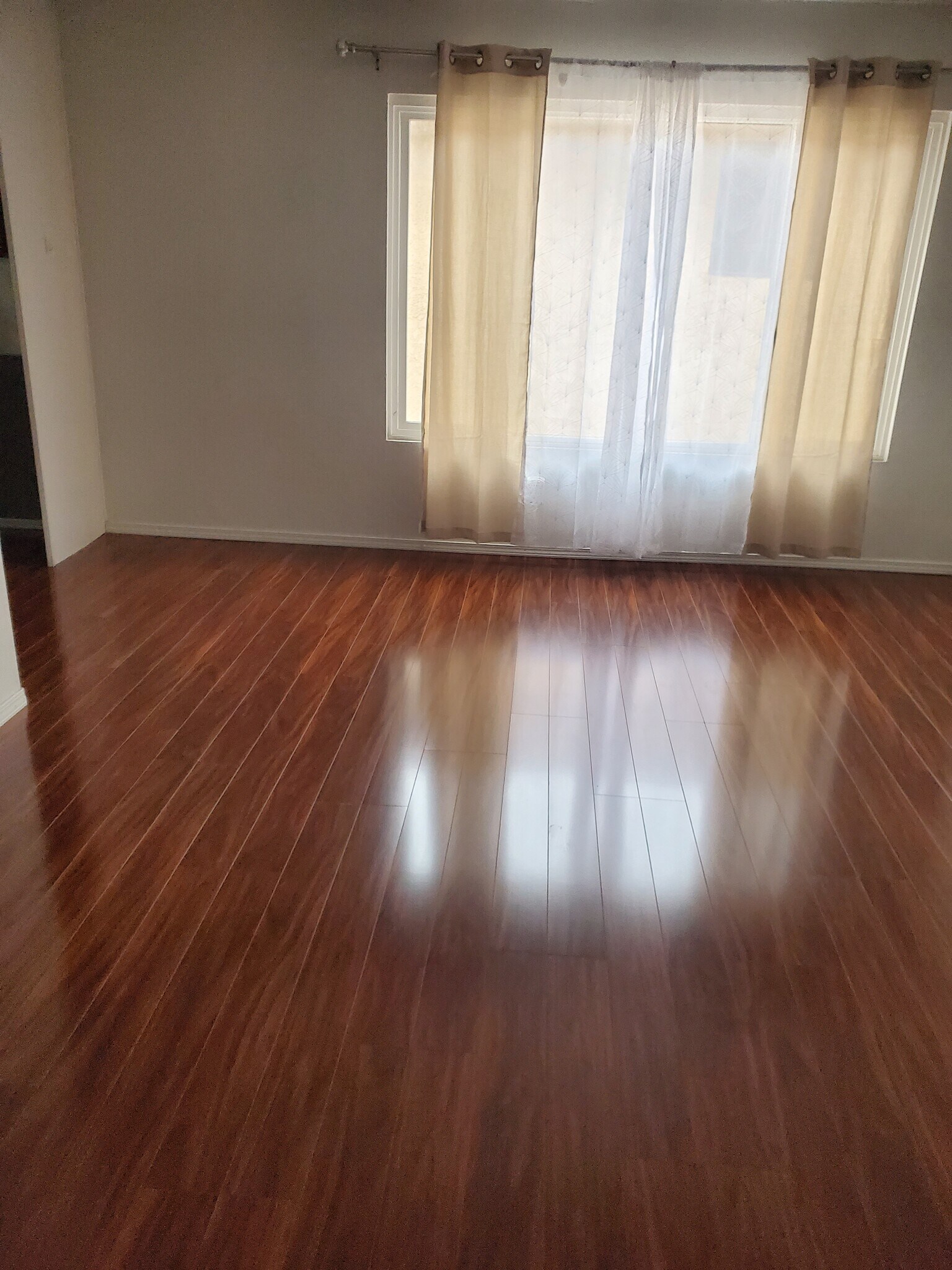 Open floor living space - 2112 Manhattan Beach Blvd