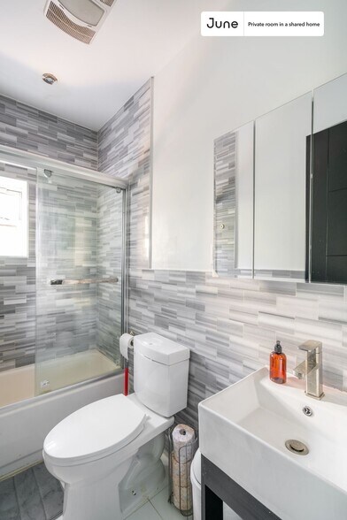 Building Photo - Room in Shared 3 bed/2 bath home in Upper West Side