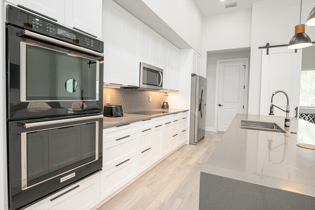 Building Photo - 3432 SW 8th St