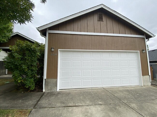 Building Photo - 660 Callahan Dr