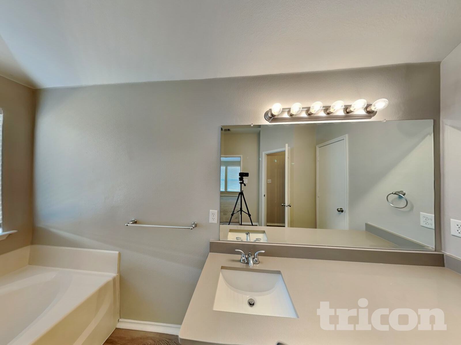 Building Photo - 1609 Hillside Dr