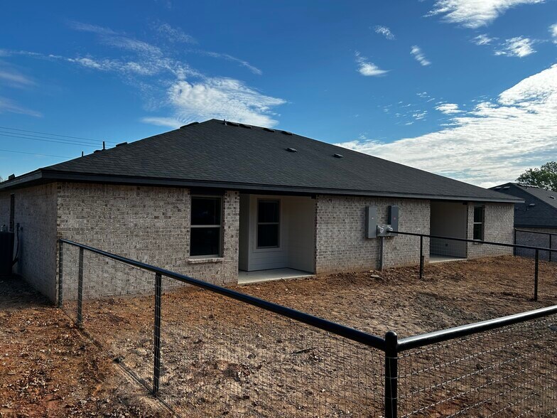 Building Photo - 1400 E Dry Creek Rd