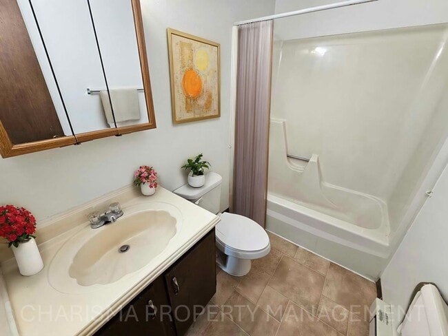 Building Photo - 2 BD, 1 BA in Garretson - Small Town Living Near Big City Amenities