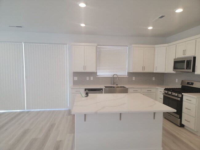 Building Photo - Luxury Living in Desert Color - Stunning 4...