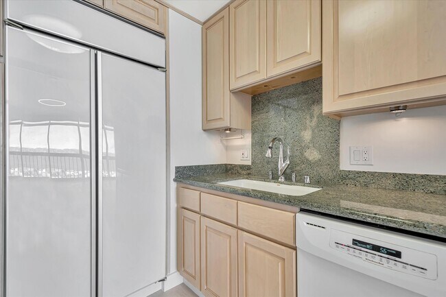 Building Photo - 2200 Sacramento St