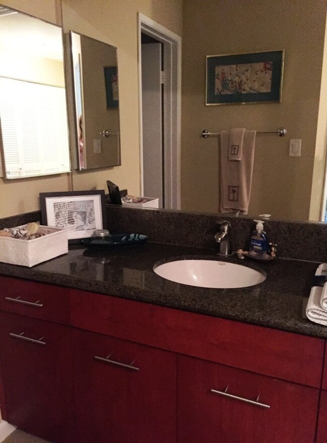 Building Photo - Fully furnished 1 bedroom condo and office - Short Term Rental!