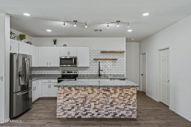 Building Photo - 21582 W Cocopah St