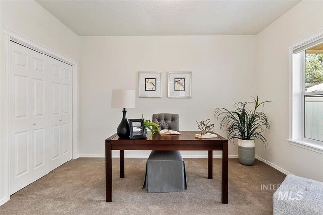 Building Photo - Stunning Home Near Warm Springs! FLEXIBLE ...