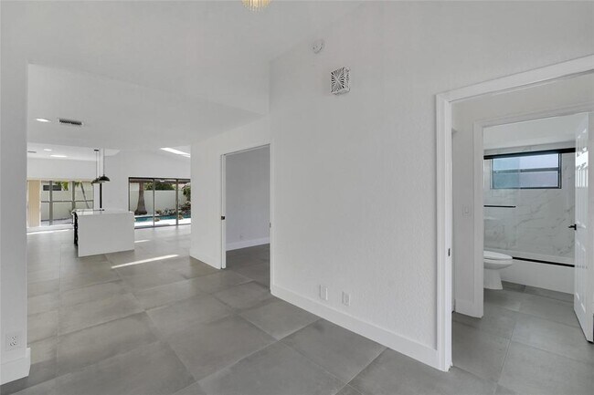 Building Photo - 7850 Villa Nova Dr