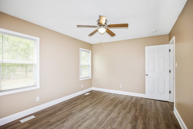 Building Photo - Ranch Style 3 bedroom 2 bathroom NEST Close to Fort Bragg!