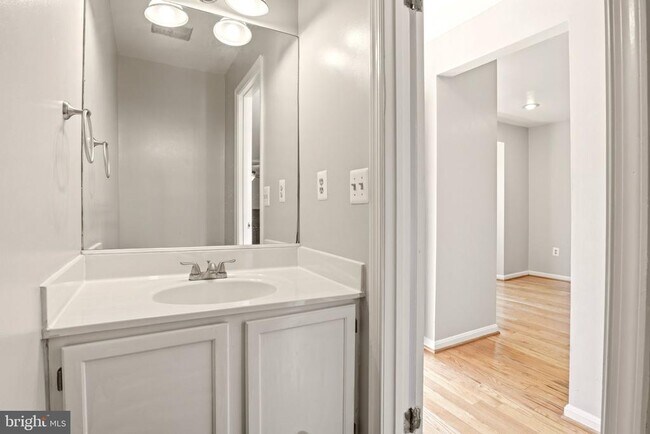 Building Photo - 6088 Heatherwood Dr