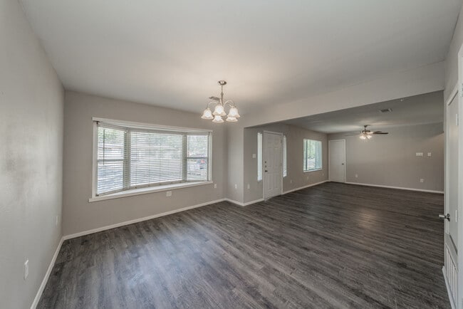 Building Photo - 2914 Scottsbluff Dr