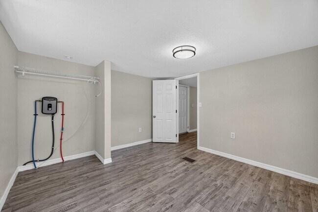 Building Photo - 6451 Spinner Dr