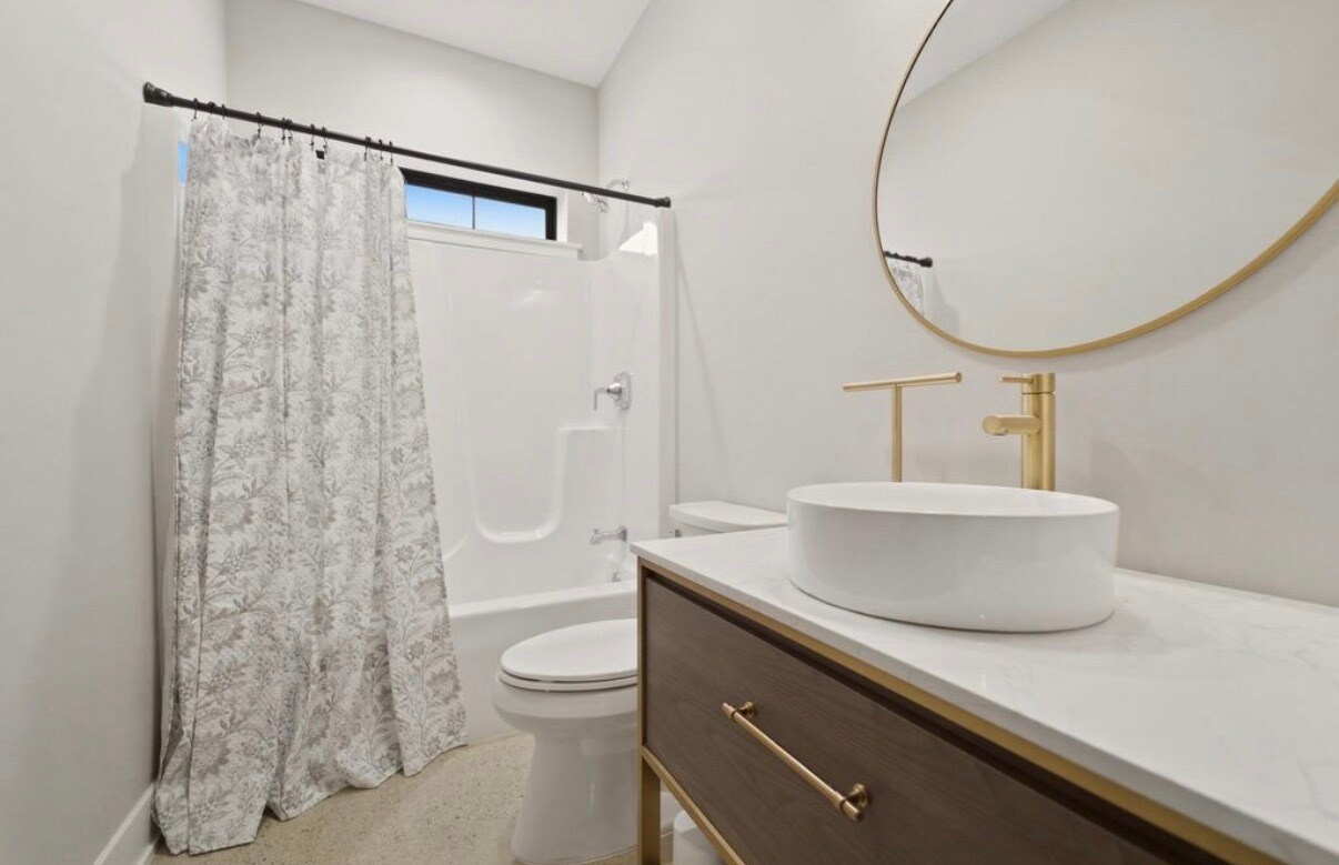 full bath - 331 Cherryhill St