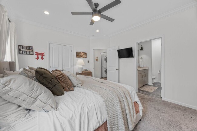 Building Photo - Pet Friendly Four Bedroom!