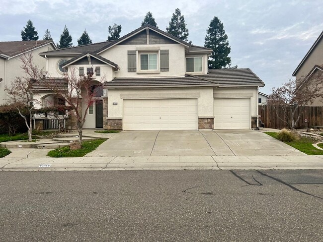 Primary Photo - Beautiful and Spacious 5 bed/ 4 bath home ...