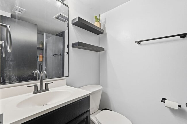 Building Photo - Beautifully Renovated 2-Bedroom Condo in the Heart of Reston!