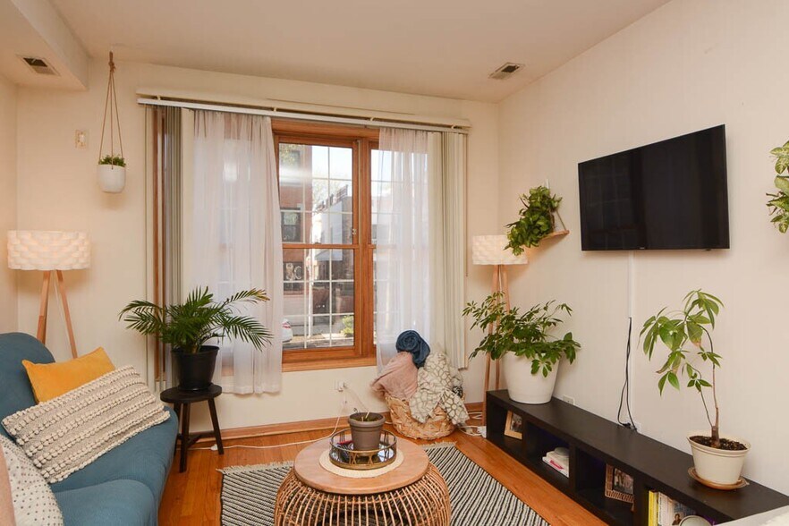 Building Photo - 1332 N Wolcott Ave