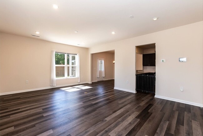 Building Photo - Gorgeous End Unit Townhome!