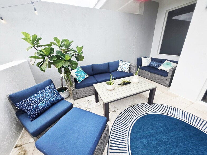 Building Photo - 302 NE 8th Ave