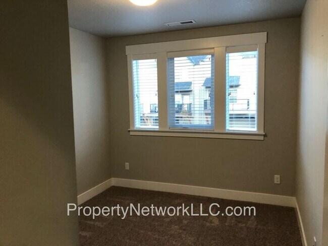 Building Photo - Outstanding Townhouse in Sandy Oregon