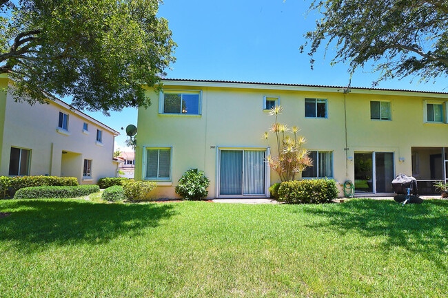 Building Photo - 3021 N Evergreen Cir